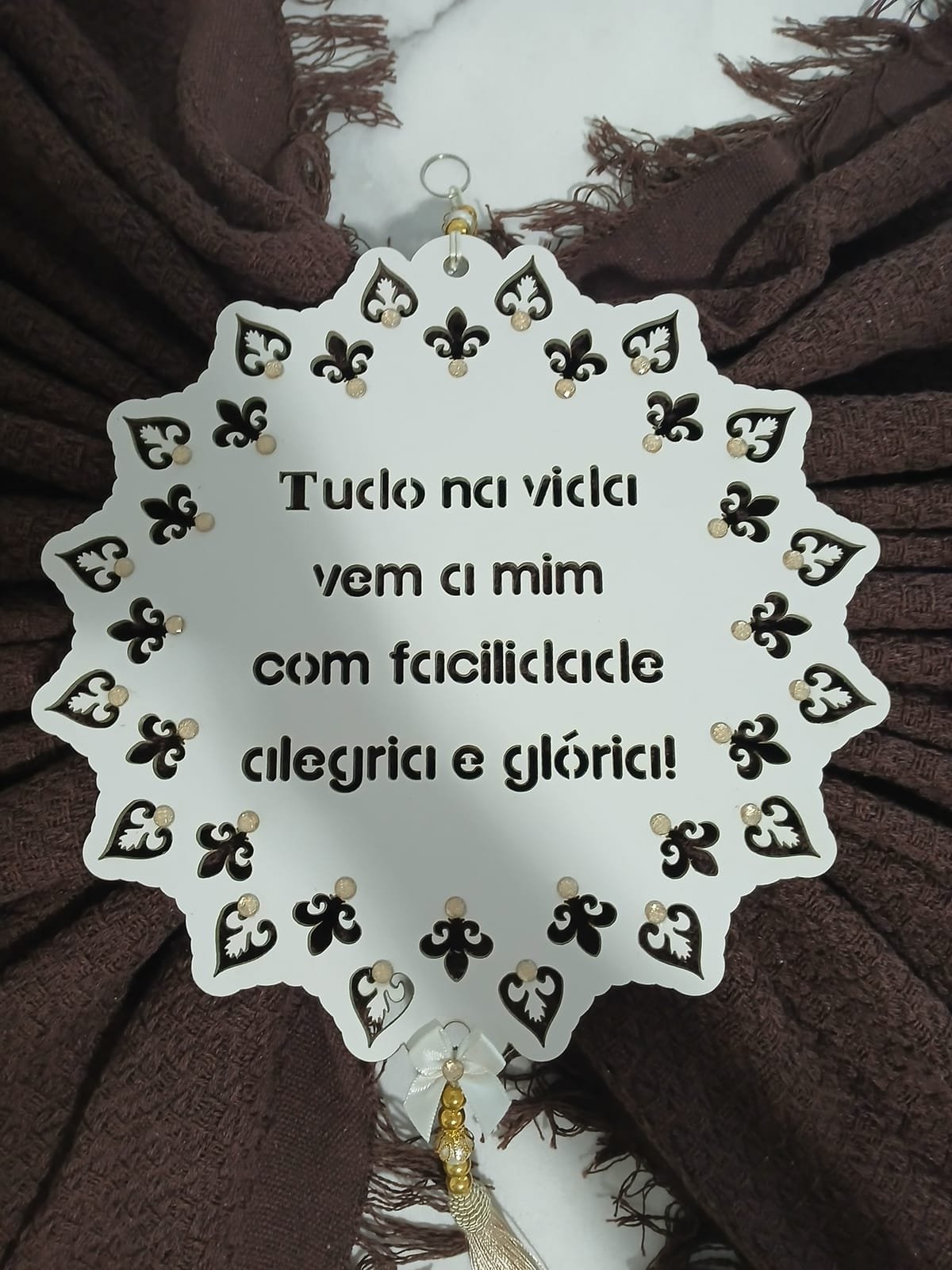 Mandala branca sobre a manta marrom com a frase: tudo na vida vem a mim com facilidade, alegria e glória