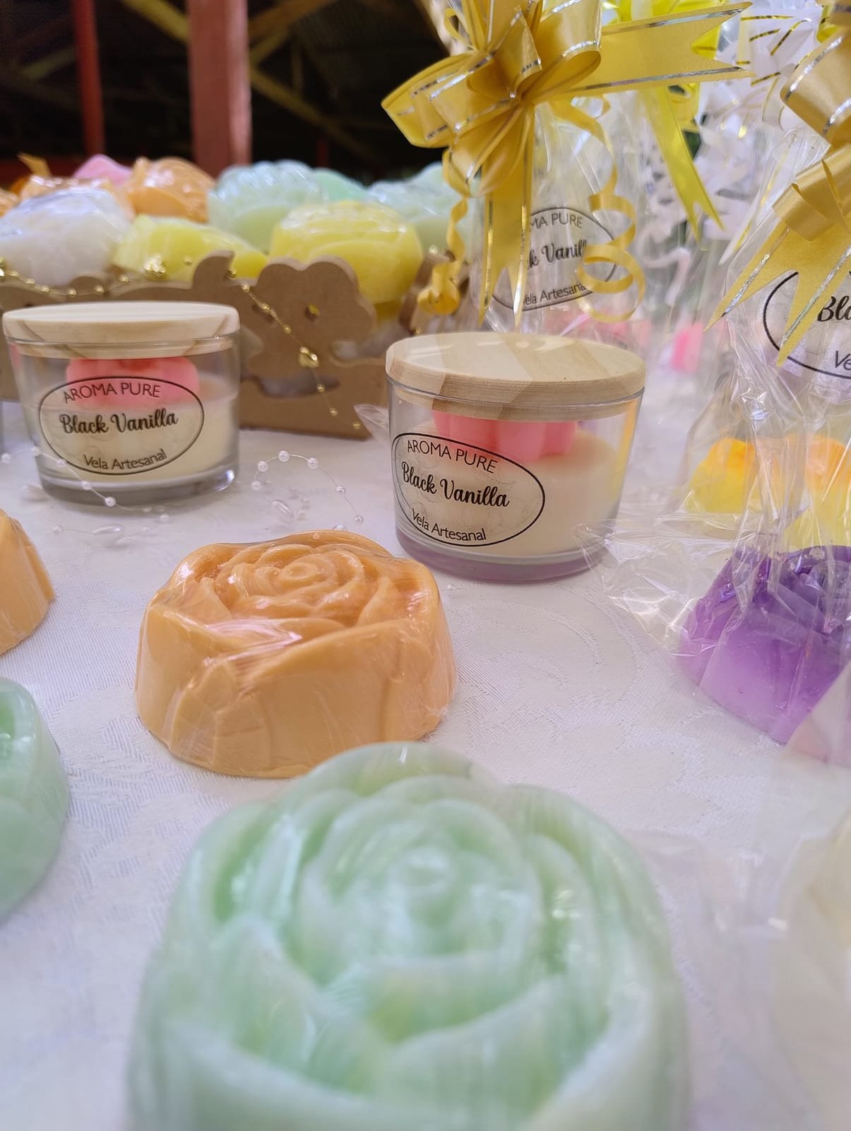 Velas aromáticas em pote de vidro e sabonetes em forma de rosa