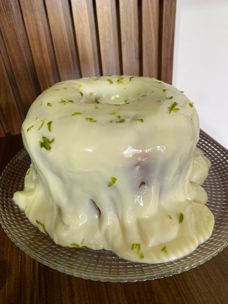 Bolo de limão caseiro servido na mesa do café